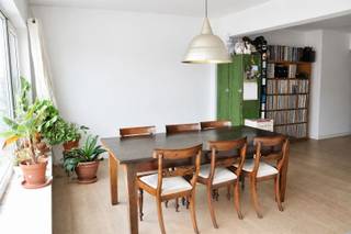 <p><span>Ruim dak appartement met 2 slaapkamers en west terras in de Borgerhoutse tuinstraat!</span></p><p><span>LIGGING: </span></p><p><span>Dit appartementsgebouw met lift, is gelegen in de Bloemstraat, de eerste net heraangelegde tuinstraat met speelveld en stadsvelo's. </span></p><p><span>Je bent op wandel- en fietsafstand van het Centraal Station, Zurenborg en het stadscentrum liggen een zucht verder.</span></p><p><span>Openbaar vervoer op enkele honderden meter, met de auto in een wip op singel en ring.</span></p><p><span>INDELING:</span></p><p><span>We komen dit appartement binnen in de inkomhal om vervolgens in een ruime leefruimte te komen met houten vloer. De grote raampartij geeft je enorm veel licht en zicht.</span></p><p><span>Een open en geïnstalleerde keuken met toestellen verruimt deze leefruimte nog extra. Achteraan het appartement zijn er twee ruime slaapkamers, beide voorzien van elektrische rolluiken. Ook staan beide slaapkamers in verbinding met het west georiënteerde terras van 6m². Van een weids vergezicht gesproken! In de nachthal is er vervolgens een betegelde badkamer met dubbele lavabo en ligbad. Het toilet is apart. Tenslotte is er nog een aparte wasplaats met privatieve ketel én een extra, ruime, berging met ingebouwde kasten.</span></p><p><span>Privatief keldertje.</span></p><p><span>KWALITEITEN:</span></p><p><span>> prima ligging</span></p><p><span>> ruim dakappartement, west terras met prachtig zicht</span></p><p><span> </span></p>