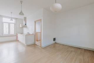 <p><span>Te renoveren woning op gegeerde locatie</span></p><p><span> </span></p><p><span>OMGEVING</span></p><p><span>Gelegen in de gegeerde Sint-Hubertusstraat te Berchem bevindt zich deze karaktervolle woning met bijzonder veel potentieel. De straat staat bekend om haar charmante gevels en aangename woonomgeving, op een steenworp van winkels, scholen, openbaar vervoer en belangrijke invalswegen. Hier geniet u van een rustige woonstraat met tegelijk alle stedelijke voorzieningen binnen handbereik. Een top ligging voor wie comfortabel en centraal wil wonen in een levendige maar residentiële buurt.</span></p><p><span> </span></p><p><span>INDELING</span></p><p><span>De woning is momenteel opgedeeld in drie studio's, maar dient teruggebracht te worden naar haar oorspronkelijke bestemming als eengezinswoning. Dankzij de ruime structuur en de aanwezigheid van drie volwaardige verdiepingen, aangevuld met een souterrain, biedt dit pand een uitzonderlijke basis voor een prachtige renovatie.</span></p><p><span> </span></p><p><span>Na renovatie kan hier een royale gezinswoning ontstaan met tal van mogelijkheden qua indeling: lichtrijke leefruimtes, meerdere slaapkamers en badkamers en een comfortabele indeling. De authentieke structuur vormt de ideale canvas voor wie een woning volledig naar eigen smaak en noden wil creëren.</span></p><p><span> </span></p><p><span>BIJZONDERHEDEN</span></p><p><span>- Te renoveren woning met enorm potentieel</span></p><p><span>- Top locatie</span></p><p><span>- Elektriciteit conform</span></p><p><span>- Dak in goede staat en reeds geïsoleerd </span></p><p><span> </span></p>