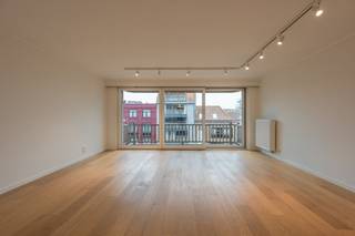 Dit is een unieke kans om een instapklaar appartement met zonneterras op een toplocatie in Knokke-Heist te kopen. Gelegen aan de zonnekant van...