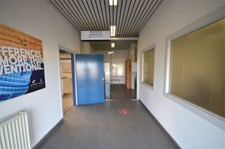 Ruim bedrijfsgebouw (+-1.500m² met mogelijkheid tot 2.000m² extra!!) met burelen op een op een zeer gunstige locatie. Het pand is gelegen op het...