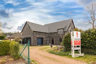 Op zoek naar een woning die u volledig naar eigen smaak en op korte termijn kan afwerken? Dan is deze houtmassieve woning op een perceel van 962 m² een unieke opportuniteit.<br /><br />De woning bevindt zich in een rustige doodlopende straat en wordt aangeboden als ruwbouw, waarbij alle nutsvoorzieningen reeds voorzien zijn. Het betreft dus uitsluitend de verdere afwerking, wat toelaat om de woning binnen ongeveer 3 maanden volledig instapklaar te maken.<br /><br />De woning beschikt over een doordachte structuur waardoor de woning eenvoudig uitgebreid kan worden naar 5 of meer slaapkamers. Bovendien leent de woning zich uitstekend voor uiteenlopende invullingen, zoals het combineren van een handelszaak met woonst, wonen voor twee gezinnen, het creëren van een inpandige garage voor twee wagens en het optimaal benutten van de aanwezige vide.<br /><br />Indeling: <br />Gelijkvloers:<br />- Inkomhal met vestiaire<br />- Leefruimte met open keuken en eetkamer<br />- Gastentoilet<br />- Berging/wasplaats<br />- Twee polyvalente ruimtes die gebruikt kunnen worden als deel van een kangoeroewoning, als praktijkruimte of deze kan ingericht worden als dubbele garage<br /><br />Verdieping: <br />- Slaapkamer 1 <br />- Slaapkamer 2 met aansluitende dressing<br />- Slaapkamer 3 met aansluitende dressing<br />- Badkamer<br />- Apart toilet<br />- Polyvalente ruimte die ingedeeld kan worden als 2 slaapkamers<br /><br />Achteraan geniet u van een ruime tuin, ideaal voor wie houdt van rust, privacy en buitenleven. De ligging nabij de E34 zorgt voor een vlotte verbinding naar Antwerpen en Turnhout.<br /><br />Mis deze kans niet en plan een bezoek!<br />0497 27 14 64<br />camilla@albert.immo<br />www.albert.immo