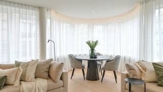 Op een goede ligging in het centrum van Knokke bevindt zich dit stijlvol gerenoveerd hoekappartement met drie volwaardige slaapkamers en een prachtig open zicht over de Lippenslaan. Winkels, het station en het strand bevinden zich op wandelafstand.<br /><br />Het appartement geniet van een hoogwaardige afwerking met parketvloeren en verfijnd maatwerk in zowel de leefruimte als de slaapkamers. Bovendien wordt het volledig gemeubileerd aangeboden, waardoor het geheel volledig instapklaar is.<br /><br />Indeling: inkomhal met vestiaire en gastentoilet, gevolgd door een bijzonder ruime en lichtrijke leefruimte. Dankzij de hoekligging en vele raampartijen geniet u hier van een aangenaam open zicht. Aansluitend bevindt zich de volledig ingerichte open keuken voorzien van hoogwaardige Miele-toestellen.<br /><br />Aan de achterzijde bevinden zich drie volwaardige slaapkamers met dubbel bed en ingemaakte kasten. Verder beschikt het appartement over twee badkamers met inloopdouche, lavabo en toilet, waarvan één ensuite bij de master bedroom. Een praktische berging/wasplaats maken het geheel compleet.<br /><br />Mogelijkheid tot aankoop van een garagebox in de residentie. Privatieve kelderberging en gemeenschappelijke fietsenstalling in het gebouw zijn inbegrepen.<br /><br />Bezoeken graag na afspraak met Willem Cauwels: 050/89 27 70.