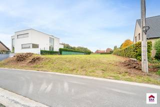 Rustig gelegen bouwgrond (15 are 18ca) voor open bebouwing met ideale zuidwestelijke oriëntatie – lot 2 van de verkaveling.De grondbreedte is 18m en...