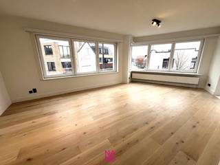 Volledig gerenoveerd, zeer lichtrijk en ruim hoekappartement met 2 slaapkamers gelegen op de eerste verdieping van een kleinschalige residentie en dit vlakbij DUINENWATER en het bruisende centrum van Knokke-Heist. Dit gezellig appartement werd recent volledig gerenoveerd alsook de gevel ( extra isolatie ) en de gemeenschappelijke delen en omvat een inkomhal, mooie lichtrijke living, volledig geïnstalleerde keuken voorzien van alle nodige toestellen, berging, 2 volwaardige slaapkamers en een gerenoveerde moderne badkamer met inloopdouche en toilet. Mogelijkheid tot aankoop van een autostaanplaats in het gebouw. Nieuw geactualiseerd EPC in opmaak.
