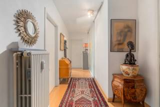 Op een uitzonderlijke ligging in de Henegouwenstraat bevindt zich dit karaktervolle en bijzonder lichtrijke appartement van 120m², waar charme, comfort en een bruisende stadsomgeving naadloos samenkomen. Dankzij de grote raampartijen geniet u hier van een prachtig panoramisch zicht op één van de mooiste en meest hippe straten van Gent, wat zorgt voor een unieke woonbeleving in het hart van de stad. Schitterende ligging in de historische stadskern tussen het Sint-Baafsplein en het François Laurentplein.
Het appartement verwelkomt u met een ruime en elegante leefruimte die baadt in natuurlijk licht en een aangename openheid creëert. Aansluitend bevindt zich de open keuken, uitgerust met alle nodige toestellen, ideaal voor wie graag kookt en tegelijk wil genieten van het gezelschap in de leefruimte. De doordachte indeling en het overvloedige daglicht versterken het gevoel van ruimte en comfort.
Verder beschikt het appartement over twee volwaardige slaapkamers, perfect als hoofdslaapkamer, logeerkamer of thuiskantoor. De praktische wasruimte biedt extra gebruiksgemak, terwijl de verzorgde badkamer met ligbad uitnodigt tot ontspanning na een drukke dag in de stad.
Als extra troeven beschikt dit appartement over een ruime kelderberging, ideaal voor bijkomende opslag.
Een autostaanplaats (+ 35 000,00) is een zeldzame meerwaarde op deze gegeerde locatie in Gent (verplicht bij te kopen).
Kortom, een uitstekende opportuniteit voor wie op zoek is naar comfortabel en stijlvol wonen op een toplocatie, met alle troeven van de stad binnen handbereik.
Een absolute topper in zijn prijsklasse.<br />

