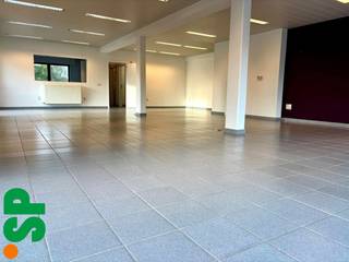 Het pand heeft de volgende indeling: Grote ruimte die eventueel nog kan opgedeeld worden in meerdere kantoorruimtes (96m²). Achteraan is een...