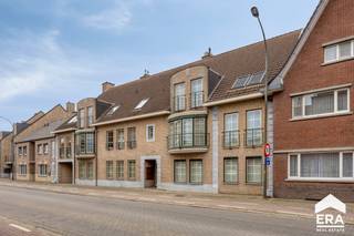 Prachtig duplex appartement met terras en overdekte autostaanplaats. Indeling:2° verdieping: inkom, toilet, living, keuken, terras, slaapkamer 1,...