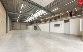 Deze eigendom is gelegen in Oostrozebeke, meer bepaald in de Hoogstraat 71-73. Dankzij de centrale ligging en de uitstekende bereikbaarheid vormt dit pand de ideale uitvalsbasis voor ondernemers, zelfstandigen en investeerders en dit op een perceel grond van 1.683 m². <br /><br />DEZE EIGENDOM OMVAT:<br /><br />Een RUIME LOODS (456 m²) toegang via automatische geïsoleerde poort alsook een apart deur. Deze loods heeft een volle hoogte van 5,90 m en is deels ingericht met een tussenverdiep (demonteerbaar). In deze loods is tevens een refter, sanitaire blok (toilet en douche)en een bureel voorzien. <br /><br />Via een aparte inkom in het hoofdgebouw is er toegang tot de SHOWROOM ( 90 m²) uitgerust met een bar waarbij je klanten professioneel kan ontvangen en anderzijds toegang tot de BURELEN (95 m²) uitgerust met keuken & archiefruimte. De aparte inkom is voorzien van een gastentoilet. <br /><br />Voor klanten en personeel beschikt U natuurlijk ook over een RUIME PARKING (300 m²) die afgesloten is met een automatische poort. <br /><br />En tot slot is het DUPLEX-APPARTEMENT (106 m²) met TERRAS (24 m²). U kan het appartement betreden via een aparte inkom met berging (8 m²) met mogelijkheid tot plaatsen wasmachine/droogkast. Via de vaste trap bereik je de hall op de 1ste verdieping. Vanuit deze hall is er toegang tot het gastentoilet en een technische ruimte. Daarnaast komt U binnen in een lichtrijke ruime leefruimte (34 m²) met zithoek en eethoek. Aansluitend is de open keuken (dubbele spoelbak | oven | keramische kookplaat en dampkap) met een aparte berging (tevens aansluiting voor wasmachine). Via een groot schuifraam is er toegang tot het overdekte terras (24 m²). Op het 2de verdiep zijn er twee ruime slaapkamers (19 m² | 12 m²) en een badkamer (douche, lavabo, bad en tweede toilet). Tot slot is er via een vouwtrap toegang tot de geïsoleerde zolder. <br /><br />De combinatie van een functionele kantoorruimte, een representatieve showroom en een ruime loods biedt tal van mogelijkheden voor diverse bedrijfsactiviteiten. Het aanwezige appartement creëert bovendien de unieke kans om wonen en werken op één locatie te combineren of vormt een interessante investeringsopportuniteit. <br /><br />PLUSPUNTEN:<br />* PERCEEL VAN 1.683 m²<br />* COMBINATIE VAN BUREEL, APPARTEMENT, SHOWROOM EN LOODS<br />* CENTRALE EN VLOT BEREIKBARE LIGGING<br />* RUIME PARKEERGELEGENHEID OP EIGEN TERREIN<br />* B-LABEL | ENERGIEVRIENDELIJK EN INSTAPKLAAR