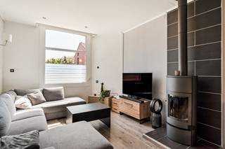 Deze instapklare halfopen bebouwing is gelegen in het gezellige grensdorp Putte, op korte afstand van het dorpscentrum. Winkels, scholen en openbaar vervoer zijn dus allemaal in de nabije omgeving terug te vinden. U komt de woning binnen via een aparte inkomhal, vanwaar u rechtstreeks doorloopt naar de leefruimte. Deze gezellige woonkamer met houtkachel kan dankzij een groot raam vooraan genieten van heel wat inval van daglicht. Grenzend aan de woonkamer bevindt zich de comfortabel ingerichte keuken, voorzien van een mooi granieten werkblad. Via een achterdeur in de keuken heeft u toegang tot de tuin. Verder beschikt het gelijkvloers nog over een nette badkamer met inloopdouche, toilet en dubbele wastafel en een 1e slaapkamer. De houten trap brengt u vanuit de inkomhal naar de nachthal op de 1e verdieping, waar zich verder nog 2 volwaardige slaapkamers bevinden. Het perceel heeft een totale oppervlakte van 290m². In de gezellige tuin naast en achter de woning kan u de ganse dag van de buitenlucht en het zonnetje genieten. Achteraan het perceel is nog een grote garage aanwezig, die toegankelijk is met de wagen via de Driehoevenseweg. Ze is voorzien van een automatische poort. Aansluitend aan de garage heeft u nog een praktische wasplaats. 