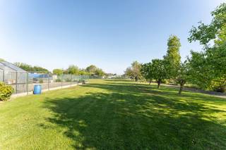 Ontdek deze uitstekend onderhouden woning op meer dan 4.500 m², met bijgebouwen, twee ruime loodsen en een prachtig aangelegde tuin. Deze...