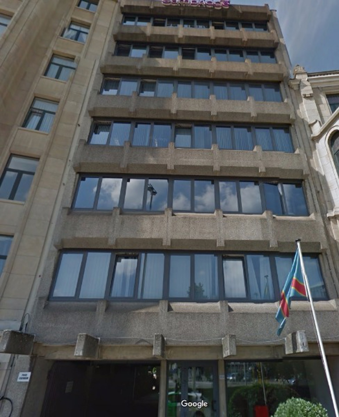 Kantoor te huur vlakbij Centrum Antwerpen. Vlotte bereikbaarheid door de goede ligging vlak aan de E19/E34 en A12.