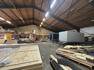 Magazijn voor opsalg te huur in Menen met een oppervlakte van ca. 660 m². Het magazijn is gelegen in de nabijheid van diverse invalswegen en...