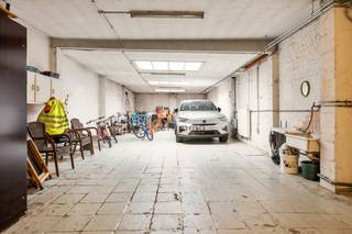 <p><span>Stadswoning met ruime garage in de groene straatjes van Oud-Berchem</span></p><p><span>Wonen in de stad, met groen voor de deur en een ruime eigen garage? In de Woeringenstraat 10 ontdek je deze te renoveren woning. De heraanleg tot tuinstraat gaf de straat een groener karakter en draagt bij aan de opwaardering van deze gezellige stadsbuurt. Hier woon je tussen de kleine straatjes van Oud-Berchem, met het stadsleven binnen handbereik.</span></p><p><span>Een opvallende troef is de diepe garage op het gelijkvloers. Naast enkele wagens is er heel wat ruimte voor fietsen, een werkbank of opslag. Een praktisch voordeel voor wie graag in de stad woont en extra plaats kan gebruiken.</span></p><p><span>De woning is momenteel ingedeeld in twee wooneenheden en beschikt over een oppervlakte van ca. 241 m² volgens het EPC. De inrichting en afwerking zijn verouderd en vragen om renovatie. Dat biedt ruimte om de woning naar eigen smaak en woonbehoeften aan te pakken.</span></p><p><span>Met EPC-label D (375 kWh/m²/jaar) geldt er momenteel geen energetische renovatieverplichting bij aankoop.</span></p><p><span>Het pand is verhuurd. Opzegging na de akte is mogelijk met een opzegtermijn van zes maanden, mits naleving van de toepasselijke wettelijke en contractuele voorwaarden.</span></p><p><span>Interesse in een renovatieproject met een ruime garage in Oud-Berchem? </span></p><p><span>Contacteer Verlimmo Vastgoed Schoten voor een bezoek ter plaatse <span>www.verlimmo.be</span></span><span> </span></p><p><span> </span></p><p><span>*De vermelde bewoonbare oppervlakte is gebaseerd op de bruikbare vloeroppervlakte zoals vermeld op het EPC-verslag</span></p><p><span> </span></p>