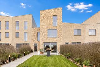 In het rustige en groene Suikerpark te Veurne bevindt zich deze moderne BEN-woning (bouwjaar 2021) met een bewoonbare oppervlakte van 215 m². De woning combineert energiezuinig wonen met hedendaags comfort en een uiterst gunstige ligging, op korte afstand van het centrum, station, winkels en scholen.<br /><br />Indeling gelijkvloers:<br />- inkomhal met apart toilet<br />- ruime leefruimte met open keuken<br />- berging met aansluiting wasmachine en inloopdouche<br /><br />Indeling eerste verdieping: <br />- ruime nachthal<br />- slaapkamer 1<br />- slaapkamer 2<br />- badkamer met ligbad, inloopdouche, toilet en wasmeubel<br /><br />Tweede verdieping:<br />- slaapkamer 3<br />- slaapkamer 4<br /><br />Buitenruimte &amp; parkeren:<br />De woning beschikt over een aangelegde tuin met terras, waar u in alle rust kan genieten. Achteraan het perceel bevinden zich twee carports met sectionale poort, bereikbaar via een aparte toegangsweg.<br /><br />Troeven:<br />- BEN woning<br />- Verkoop onder registratierechten<br />- Bewoonbare oppervlakte van 215 m²<br />- Vloerverwarming op elk verdiep<br />- 4 ruime slaapkamers<br />- 2 carports<br /><br />Bent u op zoek naar een instapklare woning nabij het centrum van Veurne? Aarzel niet ons te contacteren!<br /><br />Bestuursmaatregelen in het maatregelenregister: nee
