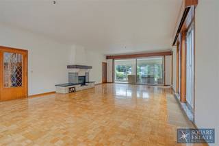 Square Estate biedt u deze ruime eengezinswoning aan, ideaal gelegen aan de Romeinsesteenweg. Deze woning met 3 gevels biedt veel ruimte en is als...