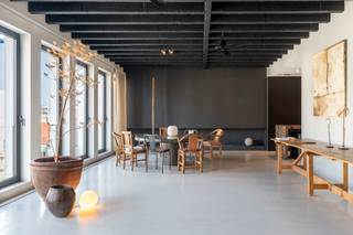 <p>OPEN HOUSE ZATERDAG 25/10 OM 11U.</p>
<p>SCHRIJF U IN <span>VIA DEZE KNOP</span> OF DOOR ONS TE CONTACTEREN OP 03/227 06 36 - WELCOME@DEMEESTER.EU<br /><br /></p>
<p>In het hart van Antwerpen, vlak bij het Centraal Station, winkelstraten, musea en luxeboetieks, ontdekt u dit unieke appartement.</p>
<p>De lift brengt u rechtstreeks naar de zesde verdieping, waar u binnenstapt in een lichtrijk appartement. De woning onderging in 2009 een grondige totaalrenovatie, uitgevoerd in een eigentijdse loftstijl met oog voor hoogwaardige afwerking.</p>
<p>De inkomhal met vestiaire en gastentoilet leidt u naar de open keuken, afgewerkt met marmer, inox en kwalitatieve toestellen van Miele. De aansluitende eetkamer met gashaard vormt een uitnodigende leefruimte waar koken en gastvrijheid centraal staan. Verder vindt u een aparte tv-kamer, die eveneens als tweede slaapkamer kan fungeren. Deze ruimte is uitgerust met schuifdeuren, een elektrisch uitschuifbaar bed en een aparte douchekamer.</p>
<p>Aan de andere zijde van de inkomhal bevindt zich de master suite met dressing en open badkamer in strak design, die naadloos doorloopt naar de keuken. Grote raampartijen en het terras creëren een harmonieus samenspel van licht en privacy. Alle ruimtes zijn bovendien afsluitbaar met schuifdeuren, waardoor u telkens een gevoel van rust en intimiteit behoudt. Over de volledige lengte van het appartement loopt een aangenaam terras van ca. 39 m², perfect voor een ochtendkoffie in de zon.</p>
<p>Een trap brengt u naar de zevende verdieping, waar zich momenteel een bureau, zomerkeuken en extra sanitair bevinden. Deze ruimte kan eenvoudig dienstdoen als derde slaapkamer. Absolute blikvanger is echter de uitzonderlijke daktuin van 172 m², uitgerust met een gasleiding voor barbecue, een automatisch sproeisysteem en een nieuw dak (2021). Hier geniet u zorgeloos van een oase van rust midden in de stad.</p>
<p>Extra comfort wordt geboden door Sonos-installatie, warmteluchtverwarming met koeling en bijkomende bergingen achter plafondhoge deuren.<br /><br />Bij dit appartement horen bovendien twee staanplaatsen die aangekocht kunnen worden aan 45.000;-EUR/ plaats en een ruime kelderberging.</p>