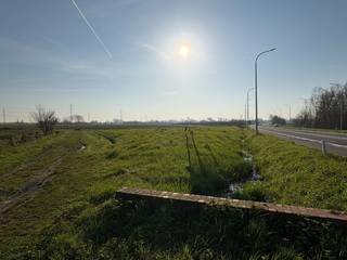 In lendelede langs de rijksweg staat dit stuk grond te koop.Via de zijweg Manpadstraat kan je het stuk grond oprijden door die landelijke...