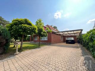 <p>Rustig gelegen woning met veel potentieel op een perceel van 8 are 00.</p><p>Deze leuke woning heeft op het gelijkvloers een grote leefruimte met plaats voor een zithoek, eetkamer en bureau. Hier is ook een pelletkachel geïnstalleerd. Verder is er een grote keuken met zicht op de tuin, een badkamer, een slaapkamer en een grote garage. <br />Op de 1ste verdieping zijn er 2 slaapkamers.</p><p>Vooraan de woning is er een grote oprit met carport en achteraan is er een terras met aansluiting op de tuin.<br />Door de rustige ligging is het hier heerlijk vertoeven.</p><p>EPC: 733 kWh/m² UC: 20230608-0002913970-RES-1</p><p>Wens je een gratis schatting? Vergeet dan zeker geen contact met ons op te nemen!</p><p>Wil jij meer informatie over deze woning? Bel ons dan op 016 90 10 21 of mail naar info@future-home.be.</p><p>Woongebied, Geen Vergunning, Geen Verkavelingsvergunning, Geen Dagvaarding, Geen Voorkooprecht</p>