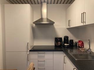 Serviceflat met aangenaam terras op de 1ste verdieping van Residentie Lindenhof, gelegen in een groene woonwijk op een boogscheut van het centrum van Kapellen. <br /><br />INDELING<br />Inkomhal met opbergkast en apart toilet, keuken (met koelkast/diepvriescombinatie, kookplaat, spoelbak en veel kastruimte), woonkamer en slaapkamer met veel lichtinval en zicht op het omliggende groen door de hoge ramen, badkamer (met inloopdouche, wastafel en toegang tot het aparte toilet).<br />Zowel vanuit de leefruimte als vanuit de slaapkamer heeft men toegang tot het ruime terras met automatische zonnetent.<br /><br />RESIDENTIE LINDENHOF<br />Men kan hier zelfstandig wonen, maar tegelijkertijd beroep doen op een waaier aan dienstverleningen (zoals maaltijden, poetsdienst, kinesitherapie, verpleegkundige zorg, kapper, pedicure, klusjesdienst, ...)<br />Er is een goed onderhouden tuin met zonnig terras, een gemeenschappelijke zitruimte, en er worden regelmatig activiteiten aangeboden. <br />De maandelijkse provisie voor syndicus, blokpolis, onderhoud gemene delen en lift bedraagt 95€.<br /><br />PLUSPUNTEN<br />- Elektriciteit is conform<br />- Laag EPC (153 kWh/m²)<br />- Dak vernieuwd en geïsoleerd<br />- Verwarmingsinstallatie vernieuwd<br />- Gangen vernieuwd <br />- Hoge huurinkomsten bij verhuur<br /><br />Interesse? Contacteer ons op 03/568.03.03 of info@vastgoed03.be