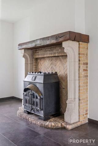 <p><span>Zeer leuke half open bebouwing met mooie tuin op een zeer goede locatie in Meulebeke.  Deze woning is perfect voor ieder gezin en voldoet aan alle vereisten van een jong gezin: mooie leefruimte met open keuken in landelijke stijl, berging, mooie tuin met dubbel tuinhuis, garage en oprit voor 2 auto's, ruime badkamer.  Met een paar kleine aanpassingen is deze woning perfect om een mooie toekomst op te bouwen.  Heb je interesse in deze topwoning, bel snel naar 056/96.08.00 of mail naar info@property-vastgoed.be </span></p>