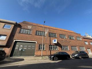 Deze veelzijdige loods, gebouwd in 1954, biedt een gelijkvloerse oppervlakte van 1.210 m² en een eerste verdieping van 612 m². Gelegen in een zone...