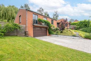 Century21 ImmoNero presenteert: TOP LOCATIE gelegen in een doodlopende straat, in een woonwijk van Jezus-Eik, dit gerenoveerde huis van 250m2 op een zonnig privé perceel van 1052m2 op het zuidwesten in een rustige buurt, maar toch dicht bij de E411, openbaar vervoer en voorzieningen. Deze mooie karakteristieke woning (met open haard hoek, authentieke houten balken, dubbel volume plafond) en praktisch ontwerp heeft: 1) Inkomhal (garderobe en toilet), 2) moderne ruime keuken (van 17m²), 3) grote (60m2) open woonkamer met eetkamer/zithoek met directe toegang tot het terras (van 45m2) en 4) ruim kantoor van 40m² (waar een 5e slaapkamer en badkamer/keukenhoek mogelijk is) ALLEMAAL op EEN niveau. Totaal 4 slaapkamers waarvan de elegante ouderslaapkamer van 26m² (met en-suite badkamer en een salon/leeshoek van 14m²) aansluit op de tuin en de jacuzzi, slaapkamers 3x (16m2, 10m2, 10m2). De woning beschikt ook over 4 buitenparkeerplaatsen, een dubbele garage (37m2) en een kelder (14,5m2). EPC - C, Elektriciteit conform! 18 zonnepanelen. MEER INFO : www.krabbenberg8.be