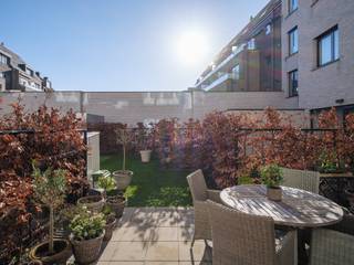 <strong>Historisch centrum Gent - luxueus 2 slpk appartement (2020) met privatieve tuin.</strong><br /><br /><em>Voor bezoekaanvragen, mail naar info@carloeggermont.be</em><br /><br />Het<strong> gelijkvloers appartement met tuin</strong> bevindt zich nabij <strong>Portus Ganda en de Vrijdagmarkt.</strong> Een <strong>rustige straat</strong> met <strong>vlotte bereikbaarheid</strong> op <strong>wandelafstand van alle belangrijkste pleinen en winkelstraten</strong> in het <strong>centrum van de stad. </strong><br /><br />Dit<strong> hoogwaardig afgewerkte appartement </strong>is voorzien van<strong> parketvloeren en veel maatwerk</strong>. Het maakt deel uit van<strong> Residentie Lucus</strong>, een <strong>prestigieus luxeproject </strong>met 33 moderne appartementen, <strong>opgeleverd in 2020</strong> en ontworpen met <strong>oog voor esthetiek en hedendaags comfort</strong>. Daarnaast is er <strong>extra aandacht </strong>besteed aan<strong> isolatie en akoestiek dankzij zijn 3 dubbele beglazing,</strong> wat <strong>zorgt voor rust</strong> en een uitstekende <strong>EPC A-score (72 kWh).</strong><br /><br />Dit gelijkvloerse appartement beschikt over een<strong> bruto vloeroppervlakte van 93 m²</strong> en is <strong>eenvoudig toegankelijk</strong>. Dankzij het <strong>grote schuifraam</strong> geniet je van een <strong>vlotte verbinding</strong> naar het<strong> privatief terras en tuin van 55 m². </strong>Verder omvat het een<strong> praktische indeling </strong>met open keuken en leefruimte, twee slaapkamers, vestiaire, douchekamer en berging. Daarnaast beschikt u over een <strong>extra kelderberging.</strong><br /><br /><strong>Kortom is dit appartement met privatieve tuin een uitzonderlijke kans in het historisch centrum, waar locatie, comfort en afwerking perfect samenkomen.</strong>