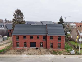 <ul>
<li>Energiezuinig (E30)</li>
<li>Ruime percelen</li>
<li>3-4 slaapkamers</li>
<li>Garage of carport mogelijkheden</li>
</ul>
<br />OMGEVING<br />De Kruisenstraat is gunstig gelegen nabij de dorpskern van Kalken, met voorzieningen zoals supermarkten, scholen, winkels en openbaar vervoer in de directe omgeving. Bovendien zorgt de nabijheid van de op- en afritten van de E17 en de R4 voor een goede bereikbaarheid. Ideaal voor wie de nabijheid van het bruisende Gent wil combineren met een rustige woonomgeving.<br /><br />INDELING<br />Dit project omvat 3 gesloten en 2 halfopen woningen. De gesloten woningen zijn voorzien van een inpandige garage en aan de halfopen woningen kan optioneel een carport geplaatst worden. Via de inkomhal met apart toilet kom je in de leefruimte met keuken terecht. Via de keuken kan je in de garage of in de berging makkelijk boodschappen stockeren. Op het eerste verdiep bevinden zich 3 ruime slaapkamers, een apart toilet en een badkamer. Er is een mogelijkheid om de zolder als een ruime 4e kamer in te richten.<br /><br />E-PEIL<br />De woningen beschikken over vloerverwarming op zowel het gelijkvloers als de eerste verdieping, aangedreven door een energiezuinige lucht-water warmtepomp. Waar nodig zorgen zonnepanelen voor extra ondersteuning om het gewenste E-peil te behalen.<br /><br />WONING OP MAAT | JOUW WONING, JOUW STIJL<br />Maak van deze woning jouw droomhuis op maat! Voeg je eigen smaak en persoonlijkheid toe en kies zelf de keuken, vloer en badkamer van jouw instapklare woning. Een eigen stek op maat van jouw wensen en stijl. Jij kiest, Potrell voert uit. Zo makkelijk is het!