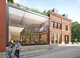 Het pand ligt in het historisch hart van Kortrijk, een uitzonderlijke plek waar geschiedenis, beleving en bereikbaarheid samenkomen.<br /><br />Deze exclusieve locatie, pal naast de Onze-Lieve-Vrouwekerk oefent een sterke aantrekkingskracht uit op bewoners, bezoekers en ondernemers. Dankzij de recente vernieuwingswerken rond de Onze-Lieve-Vrouwekerk is er een harmonieuze verbinding ontstaan tussen het winkelwandelgebied, de verlaagde Leieboorden en de Grote Markt, een ingreep die de beleving van deze historische stadskern aanzienlijk versterkt.<br /><br />Authentiek wonen, werken en winkelen! Het voormalige hotel "Groeninge" werd omgevormd tot een uniek pand dat uitnodigt tot wonen, werken en winkelen, met behoud van zijn authentieke karakter en waardevolle architectuur.<br /><br />Op de eerste verdieping bevindt zich 265,5m² vrij in te vullen commerciële ruimte, geschikt als exclusieve winkelruimte of hoogwaardig kantoor.<br />Kenmerkend zijn de royale raampartijen met grote zichtbaarheid en overvloedige lichtinval, perfect in balans met de authentieke elementen en hedendaagse architectuur.<br /><br />Dankzij een passerelle die rechtstreeks aansluit op de handelsruimte op het gelijkvloers, geniet u mee van het bruisende stadsleven.<br /><br /><br />Waarom net dit aanbod overwegen?<br /><br />-&gt; authentieke &amp; klassevolle uitstraling<br />-&gt; centrale ligging historische centrum<br />-&gt; casco oplevering: volledige vrijheid in inrichting en indeling<br /><br />Interesse, bel 0486 05 88 88