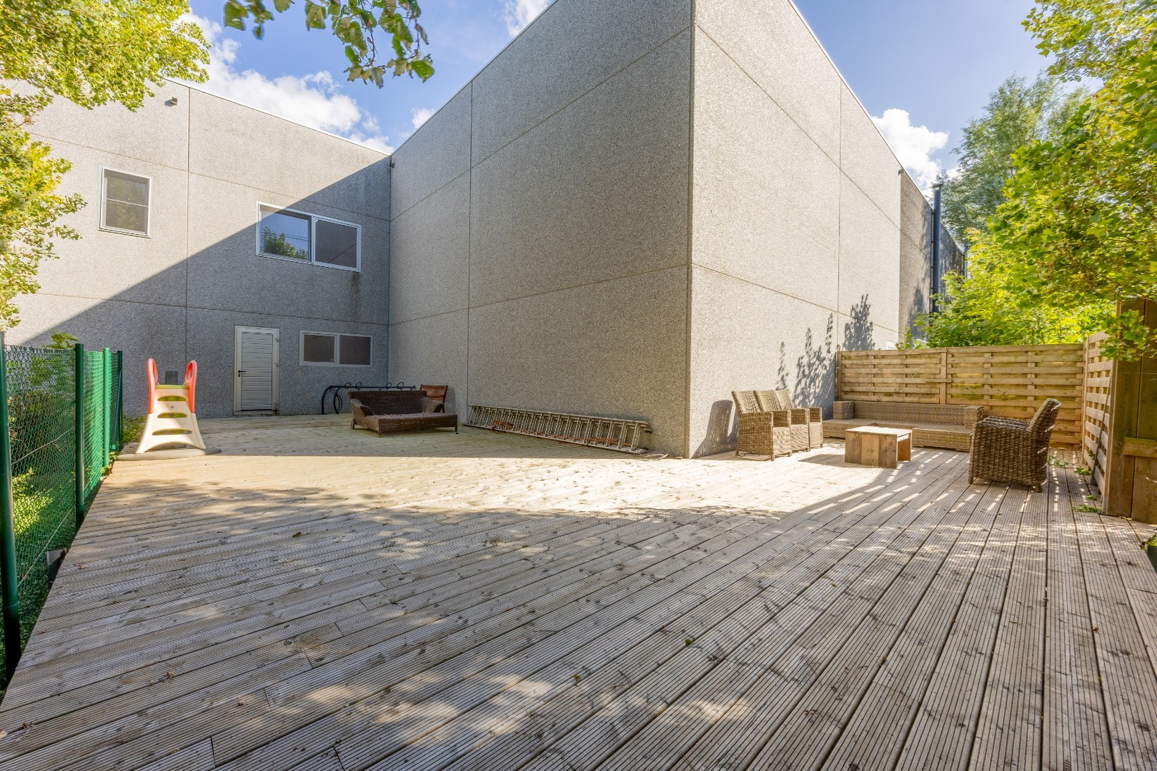 Spacious warehouse with luxurious apartment - unique within the industrial zone - photo 2