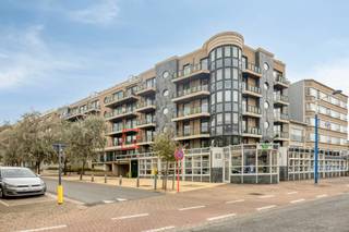 In het bruisende Koksijde-Bad, op slechts enkele stappen van de Zeedijk en het commerciële centrum, bevindt zich dit instapklare appartement. Doordat het appartement volledig bemeubeld verkocht wordt, kunt u hier onmiddellijk intrekken of verhuren zonder zorgen. Dankzij de nieuwe verwarmingsketel op gas geniet u bovendien van een uiterst energiezuinig verblijf (EPC A) aan de kust.<br /><br />INDELING<br />- Ruime inkomhal<br />- Zonnige leefruimte met toegang tot het terras<br />- Open geïnstalleerde keuken <br />- Berging met aansluiting wasmachine<br />- Badkamer met ligbad mét douche en meubel met dubbele lavabo<br />- Apart toilet<br />- 2 slaapkamers met dubbel bed<br /><br />TROEVEN<br />+ Uitmuntende locatie in het centrum en vlakbij de zee (klein lateraal zeezicht)<br />+ Zeer energiezuinig dankzij het gunstige EPC-label A<br />+ Individuele centrale verwarming op gas met een nieuwe ketel, thermostaat via smartphone bedienbaar<br />+ Conforme elektrische installatie<br />+ Instapklaar: het appartement wordt volledig bemeubeld verkocht<br />+ Aanwezigheid van een private kelder en een handige, gemeenschappelijke fietsenstalling in de residentie<br /><br />Heeft dit mooie appartement te koop in Koksijde uw interesse gewekt en wenst u meer informatie of een plaatsbezoek in te plannen? Neem dan gerust contact op met de dossierverantwoordelijke Sarah Velle via sarah.velle@dewaele.com of 0470 10 52 78.<br /><br />Bestuursmaatregelen in het maatregelenregister: nee