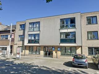 Dit appartement is als volgt ingedeeld:- Lichtrijke woonkamer met open keuken - Gerenoveerde badkamer met inloopdouche, lavabo en toilet. Eveneens...