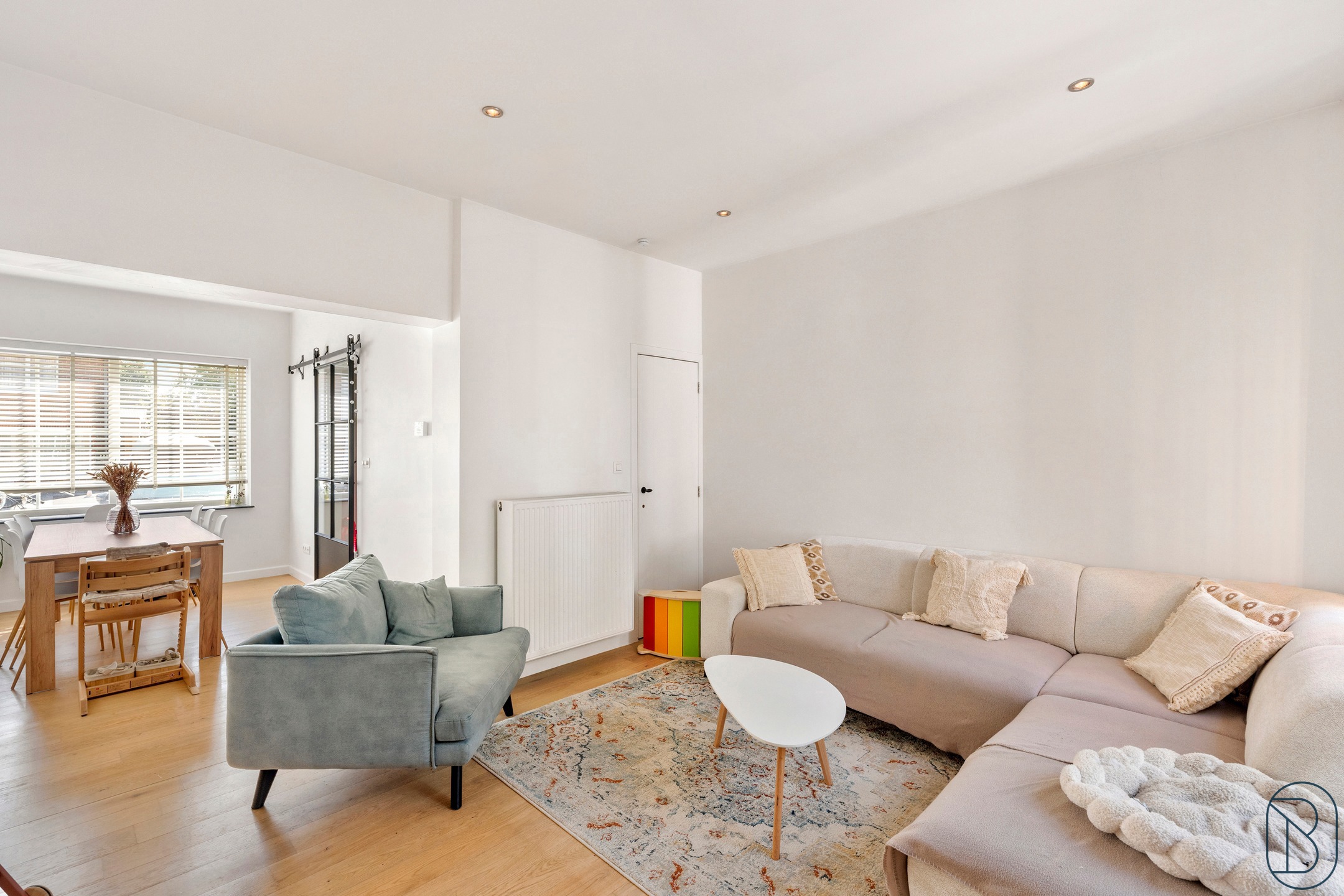 Charmante woning met oprit, 4 slk, en tuin nabij centrum. - foto 3