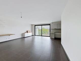 Ruim appartement met twee slaapkamers, in de recente residentie Zandbank (2015) te Veurne. Centraal gelegen nabij het station, scholen en winkels.Dit prachtig appartement beschikt over een zonnig terrras met een open zicht.Indeling:- inkomhal- lichtrijke leefruimte die toegang geeft tot het terras- open keuken met eiland voorzien van oa composiet werkblad, inductie kookplaat, dampkap, vaatwas, oven en koelkast- praktische berging met aansluiting wasmachine/droogkast- gastentoilet met lavabo- 2 ruime slaapkamers - badkamer met inloopdouche en dubbel badkamermeubel met lavaboEnkele troeven:- volledig instapklaar appartement - vloerverwarming- hoogwaardige afwerking- op wandelafstand van het stadscentrum en station- gelegen op 6km van de kust- gemeenschappelijke fietsenbergingGemeenschappelijke kosten: + €60/maand (provisie)Onmiddellijk beschikbaarBen je dus op zoek naar een ruim instapklaar appartement met een goede locatie, neem dan zeker contact op voor meer informatie.