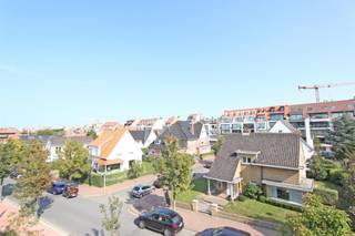 Prachtige assistentieflat gelegen in Residentie Cypres Gardens nabij het Zegemeer te Knokke uitgebaat door 'Time for Quality'.Indeling: inkom met...
