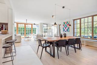 Située au cœur du Zoute exclusif, proche de la plage et du Royal Zoute Tennis Club, cette belle villa jumelée avec jardin plein sud séduit par...
