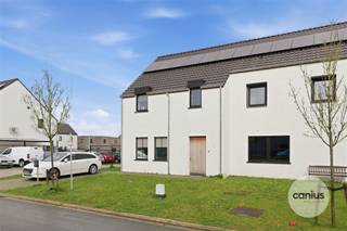 <p><span>LANDELIJKE WONING MET 3 SLKS & TUIN</span></p><p><span> </span></p><p><span>In het rustige & groene Munsterbilzen, deelgemeente van de stad Bilzen-Hoeselt treffen wij de verkaveling “Munstergaarde” aan. Wij bevinden ons op enkele minuten van het centrum van Bilzen waardoor lokale handelaars, supermarkten, scholen, … snel bereikbaar zijn. Leuk detail is de nabijheid van verschillende verbindingswegen waardoor deze woning ideaal is voor wie belang hecht aan vlotte verplaatsingen naar omliggende steden en gemeenten. </span></p><p><span> </span></p><p><span>Wij betreden de woning via de voordeur die ons toegang geeft tot de inkomhal. Hier treffen wij een gastentoilet met handspoelbakje aan. Via de inkomhal begeven wij ons naar de leefruimte met een volledig uitgeruste en open keuken die via het schuifraam toegang geeft tot het terras en de tuin. Ideaal is de berging gelegen naast de keuken. Deze doet enerzijds dienst als voorraadkamer en anderzijds als wasruimte. </span></p><p><span> </span></p><p><span>Nadat wij de benedenverdieping hebben ontdekt begeven wij ons via de trap in de leefruimte naar de eerste verdieping. Toegekomen op de nachthal krijgen wij toegang tot maar liefst drie slaapkamers waarvan één met toegang tot de bergzolder via het zolderluik en dressing. Als laatste ontdekken wij de volledig uitgeruste badkamer met een douche, een lavabomeubel en een tweede toilet. </span></p><p><span> </span></p><p><span>Troeven:<br />- Energiezuinige woning<br />- Onderhoudsvriendelijke tuin met terras<br />- Parkeergelegenheid aan de woning<br />- Aanwezigheid van nieuwste technieken zoals zonnepanelen, regenwaterrecuperatie, …</span></p><p><span> </span></p><p><span>KORT SAMENGEVAT</span><span>:</span></p><p><span>Vraagprijs: € 409.000,00</span></p><p><span>Verkoop onder registratierechten (2% of 12%)</span></p><p><span> </span></p><p><span>Nieuwsgierig om deze knappe woning te ontdekken? Vraag dan snel een bezoek aan via info@canius.be of contacteer één van onze medewerkers op het nummer 078 78 30 39 om samen deze woning te ontdekken. </span></p><p><span> </span></p><p><span>De vermelde oppervlaktes zijn slechts een indicatie. Canius Real Estate kan niet verantwoordelijk gesteld worden voor de juistheid van de door zijn verstrekte gegevens.</span></p><p><span> </span></p>