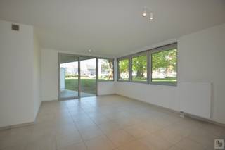 <strong>Bezoek na afspraak met IMMOBOSS per e-mail: ronse@immoboss.be</strong><br /><br />Res. La Margarita is een hedendaags appartementencomplex gelegen in een groenpark, verwijderd van de hoofdbaan en doch in de directe nabijheid van scholen, winkels, openbaar vervoer etc. Centraal wonen in een rustige, groene omgeving met voldoende privacy zijn hier één van de voornaamste troeven. Daarnaast is het volledige domein - alsook het appartement - toegankelijk voor mindervaliden. Indeling appartement, gelijkvloers verdiep: Inkomhal met vestiaire/bergingskast, ruime en lichtrijke leefruimte met open-keuken (kookplaat, oven en dampkap), terras met zicht op groen, ruime slaapkamer en een badkamer. Tot slot vervolledigt de privatieve kelderberging (nr. 14) en de gemeenschappelijke fietsenstalling deze eigendom. Algemene onkosten: 125 EUR/mnd. (omvat: verbruik &amp; onderhoud van de gemeenschappelijke delen + <u>privatief verbruik verwarming</u> + restafvalbeheer + syndicus, met afrekening). EPC-label: B en onmiddellijk beschikbaar. Mogelijkheid tot het huren van een autostandplaats: 30 EUR/mnd. <strong>Bezoek na afspraak met IMMOBOSS per e-mail: ronse@immoboss.be</strong>