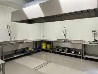 Dit recent magazijn werd volledig ingericht om voedsel te verwerken en is goedgekeurd door het FAVV
<h4>Indeling</h4>
<ul>
<li>ingericht kantoor van 20 m² met ingemaakte kasten</li>
<li>toilet met handenwasser</li>
<li>sas (verplicht door FAVV) met handenwasser en inox opbergkast</li>
<li>volledig uitgeruste bereidingsplaats (industriële dampkap, afwastafels, inox karren, stopcontact 3 fasen)</li>
<li>ruim magazijn met sectionaalpoort</li>
<li>koelcel van 32 m² met inox rekken</li>
<li>3 parkeerplaatsen</li>
<li>totale oppervlakte: 217 m²</li>
</ul>
<h4>Praktisch</h4>
huurprijs: € 1350 + BTW + syndickost<br />onmiddellijk beschikbaar<br /><br />Interesse in deze topper? Bel me gerust voor een afspraak.<br /><br /><br />