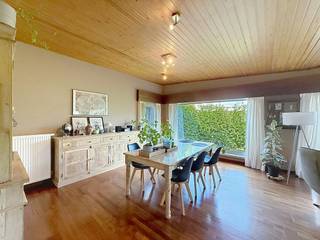 Vous recherchez une maison prête à emménager avec beaucoup d'espace et un excellent emplacement ? Alors ce topper est fait pour toi ! Cette maison dispose de 2 chambres et d'un grand jardin. <br /><br />MISE EN PAGE :<br />- hall d'entrée <br />- toilettes <br />- salon lumineux <br />- cuisine installée <br />- salle de rangement/buanderie <br />- chambre 1<br />- chambre 2<br />- salle de bain avec double vasque et douche<br />- rangement<br />- grand jardin confortable <br /><br />AVANTAGES :<br />+ prêt à emménager<br />+ grand jardin<br />+ brillant<br />+ beaucoup d'espace de rangement <br /><br />Le moyen le plus rapide pour visiter cette propriété ? Demandez votre visite via le bouton rouge de notre site Web (www.dewaele.com) et vous serez contacté par notre expert en location. Les rendez-vous ne peuvent pas être pris par téléphone. Pour toute autre question, vous pouvez nous contacter par téléphone au 055 20 80 20.<br />