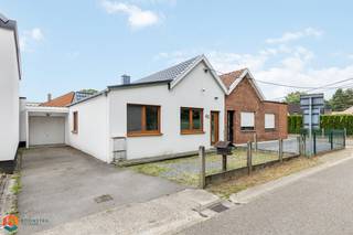 Op een uitstekende locatie te Rijmenam bevindt zich deze gerenoveerde gelijkvloerse woning met 2 slaapkamers en gezellige tuin. U bevindt zich hier...