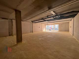 Fenomenaal gelegen nieuwbouw kantoorruimte/handelspand met een oppervlakte van<strong> 129 m² </strong>te koop aan het Handelsdok, gelegen langs de Doornzelestraat en met uitstekende zichtbaarheid naar deze straat toe. De locatie is ideaal aan het Handelsdok en vlak bij de R4, wat een onmiddellijke verbinding biedt naar de Land van Waaslaan (N70). Daarnaast is het pand op slechts een korte wandelafstand van <strong>station Gent-Dampoort</strong>, wat het ook perfect bereikbaar maakt met het openbaar vervoer (ongeveer 1 km).<br /><br />Deze casco ruimte bevindt zich op de gelijkvloerse verdieping van het kleinschalige en hoogwaardige project <strong>"Dockside Gardens</strong>". Dit project kenmerkt zich door onder andere gemeenschappelijke groene ruimtes en biedt ook (overdekte) parkeermogelijkheden voor medewerkers en bezoekers. De ruimte is toegankelijk via een private ingang.<br /><br />Naast deze unit van 91 m² zijn er nog twee andere oppervlaktes beschikbaar: 120 m² en 129 m². Voor meer informatie, plannen of om een vrijblijvend plaatsbezoek in te plannen, kan u contact opnemen met <strong>PANORAMA B2B GENT KANTOREN</strong> op het nummer <strong>09 225 09 02. </strong>