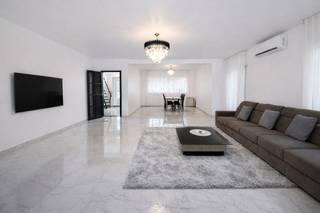 Deze karaktervolle halfopen bebouwing aan het Sint-Jansplein 11 in Sint-Niklaas weet onmiddellijk te charmeren door haar unieke combinatie van ruimte, licht en een uitzonderlijke ligging. Wie graag het stadsleven binnen handbereik heeft, maar tegelijk wil thuiskomen in een rustige en groene omgeving, vindt hier zonder twijfel zijn ideale plek. Winkels, scholen en alle dagelijkse voorzieningen liggen op wandelafstand.<br /><br />Bij het binnenkomen wordt duidelijk hoe verzorgd en hedendaags deze woning werd ingericht. De inkomhal is licht en uitnodigend, en leidt naar de ruime leefruimte, waar een aangename openheid heerst. De eetplaats sluit hier naadloos aan. De keuken biedt volop ruimte en gebruiksgemak, en wordt vergezeld door een praktische berging die zorgt voor extra opslagcomfort. Op het gelijkvloers zorgt de aanwezige airconditioning bovendien voor extra comfort en een prettig binnenklimaat, zowel in de zomer als in het tussenseizoen.<br /><br />Op de eerste verdieping bevinden zich vier ruime slaapkamers. De badkamer, eveneens op deze verdieping, is uitgerust met douche, toilet en wastafel, terwijl op het gelijkvloers een apart gastentoilet voor extra comfort zorgt. De bovenste verdieping is een absolute meerwaarde: een ruime zolder die moeiteloos kan worden omgevormd tot extra slaapkamer, bureau of ontspanningsruimte. Met een trektrap bereikt u eenvoudig deze veelzijdige verdieping, die u volledig naar eigen wens kunt afwerken.<br /><br />Daarnaast beschikt de woning over een aanpalende garage die vandaag dienstdoet als bijkomende opslagplaats. Hier bergt u moeiteloos fietsen, tuinmateriaal en andere benodigdheden op, en er is bovendien reeds een aansluiting voorzien voor wasmachine. De tuin maakt het geheel compleet: een prachtig zuidgerichte buitenruimte waar u de hele dag door van de zon geniet. Ook de voor- en zijtuin versterken het open en lichte karakter dat deze woning zo aangenaam maakt.<br /><br />Laat u verrassen door de uitstraling, de ligging en het potentieel van deze unieke thuis in het hart van Sint-Niklaas. Neem vandaag nog contact op en ontdek wat deze woning voor u kan betekenen.<br /><br />Dit pand is onderworpen aan de renovatieverplichting van de Vlaamse overheid voor residentiële gebouwen (behoudens bij sloop binnen 5 jaar na de aankoop). Consulteer voor meer informatie de website van het Vlaams Energie- en Klimaatagentschap via https://www.vlaanderen.be/een-huis-of-appartement-kopen/renovatieverplichting-voor-residentiele-gebouwen.