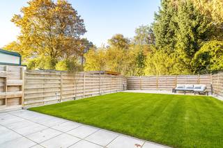 In een rustige, groene en bijzonder aangename woonwijk, vlak bij de verbindingsas richting Rumst en Reet, ontdek je een woning die meer is dan een optelsom van ruimtes. Dit is een thuis waar sfeer, licht en elegantie de hoofdrol spelen, en waar elke verdieping je opnieuw verrast.