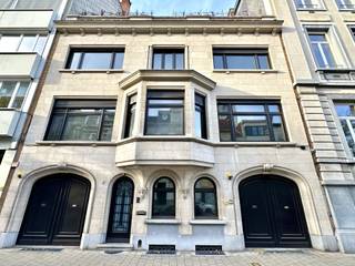 <p>Unieke herenwoning op toplocatie. Uitzonderlijke gevelbreedte van 12 meter, met een inpandige garage waar maar liefst plaats is voor 10 wagens! Ideaal voor de autoliefhebber of zij die hun clienteel een parkeerplaats wensen aan te bieden. Nood aan een riante gezinswoning, of op zoek naar een functioneel pand voor uw kantoor of (medische) praktijk, pricékliniek of plannen voor een boutiquehotel? Maak dan zeker een afspraak! Extra troeven: moderne lift aanwezig, vloeropp ca 800m², totale buitenruimte (3 zonneterrassen) ca 260m², recente cv-installatie, alarm, videofoon, volledig onderkelderd (droog). Apart gastenverblijf met eigen keuken en badkamer (ideaal voor nanny of conciërge) Zeer interessante residentiële locatie: vlot bereikbaar, centrum van de stad met restaurants, boetieken, musea en parken op wandelafstand! Bouwjaar 1949, geen bouwkundig erfgoed wat het interessant maakt voor eventuele verbouwing / optopping.</p>