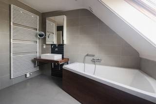 <h3><span>Luxueus dakappartement met 2 slaapkamers, terras en garagebox (+ € 29.000)</span></h3><h3><span>Dit instapklaar dakappartement verwelkomt je met een prachtige, lichtrijke leefruimte waar comfort en kwaliteit centraal staan. De open keuken sluit hier perfect op aan en is afgewerkt met hoogwaardige materialen. Ze is volledig uitgerust met een keramische kookplaat, vaatwasser, oven, dampkap, microgolfoven en beschikt bovendien over extra bergruimte waar je de koelkast met vriesvak kan teugvinden. Vanuit de leefruimte heb je directe toegang tot het aangename terras, waar je kan genieten van een mooi groen uitzicht en absolute rust.</span></h3><p><span>Het appartement telt twee volwaardige slaapkamers en een inloopdressing. De stijlvolle badkamer is volledig ingericht en beschikt over zowel een bad als een inloopdouche, aangevuld met een modern lavabomeubel. Verder is er een praktische berging voorzien voor wasmachine en droogkast, 1 gastentoilet, een vestiaire evenals een uitzonderlijk grote bergzolder die zorgt voor extra opbergmogelijkheden.</span></p><p><span>De ligging is een absolute troef: op wandelafstand van het recreatiedomein De Schorre, ideaal voor ontspanning, sport en natuur. Zeer goede aansluiting met invalswegen en A12, kortbij winkels en scholen.</span></p><p><span>Tot slot hoort er bij het appartement een garagebox, die verplicht mee aan te kopen is voor € 29.000.</span></p><p><span> Er is een gemeenschappelijke fietsenberging en een grote gemeenschappelijke tuin en een lift. </span></p><p><span> </span></p>