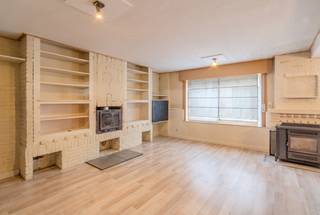 Op zoek naar een woning waar rust en centrale ligging perfect samengaan? Deze eigendom bevindt zich in het centrum van Harelbeke, in een autovrije straat die zorgt voor een uniek gevoel van rust, en toch op wandelafstand van het station. Parkeren is geen probleem dankzij de ruime parkeermogelijkheden in de nabije omgeving.<br /><br />Belangrijke pluspunten:<br />- Elektriciteit conform<br />- De keuken is gloednieuw en goed uitgerust<br />- 4 ruime slaapkamers<br /><br />Indeling:<br />De inkomhal met vestiaire en bergruimte leidt naar een ruime leefruimte met een gezellige houtcassette, die rechtstreeks aansluit op de volledig vernieuwde keuken (Dovy). Deze werd recent vernieuwd en is voorzien van alle apparatuur. Op het gelijkvloers bevindt zich ook de volledig uitgeruste badkamer, met ligbad, douche en toilet.<br /><br />Op de verdieping vind je 4 volwaardige slaapkamers, elk voorzien van dubbele beglazing met rolluiken en airco die zowel koelt als verwarmt. De woning beschikt over een afgesloten tuin met tuinberging, ideaal voor fietsen of ander materiaal.<br /><br />De elektriciteit is conform.<br /><br />REF: YP/26089/TK