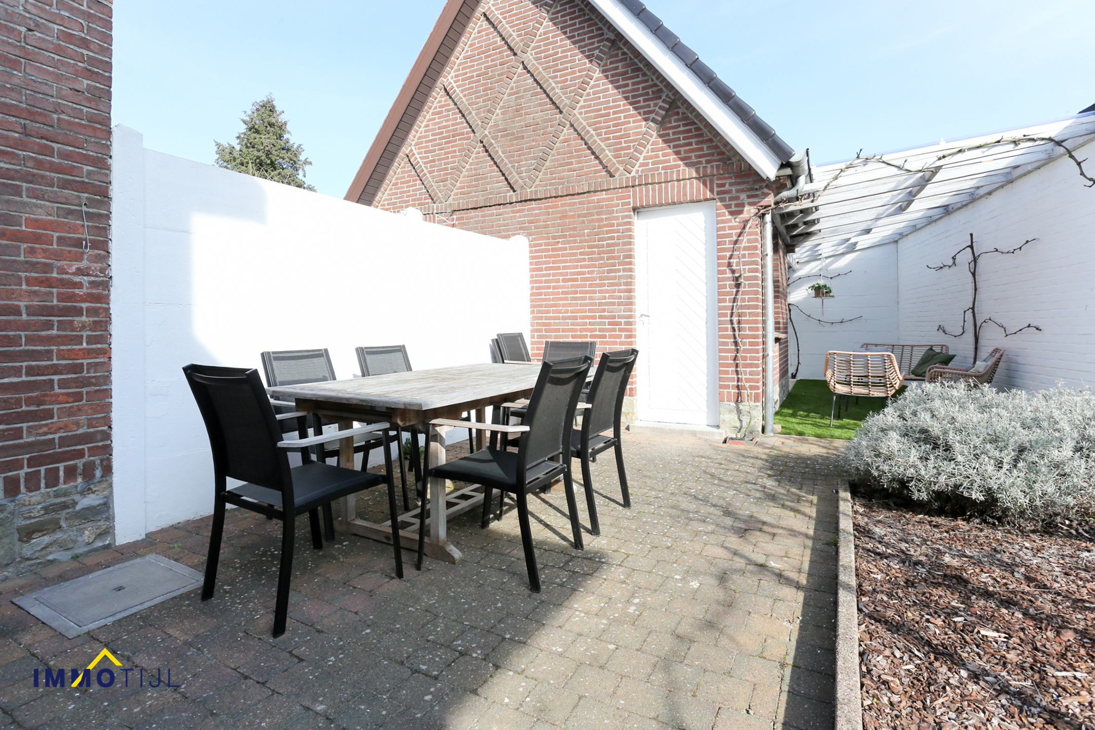 Instapklare starterswoning met garage en tuin op toplocatie! - foto 3