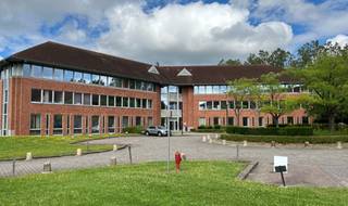 206m² offices to let, located in the Waterloo Office Park.Bright professional space in a green setting. Ideal for setting up your business in a...