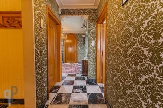 Bezoek deze bijzonder ruime en stevig gebouwde villa op een centrale ligging. De woonst bestaat uit een imposante inkomhall, bureauruimte of...